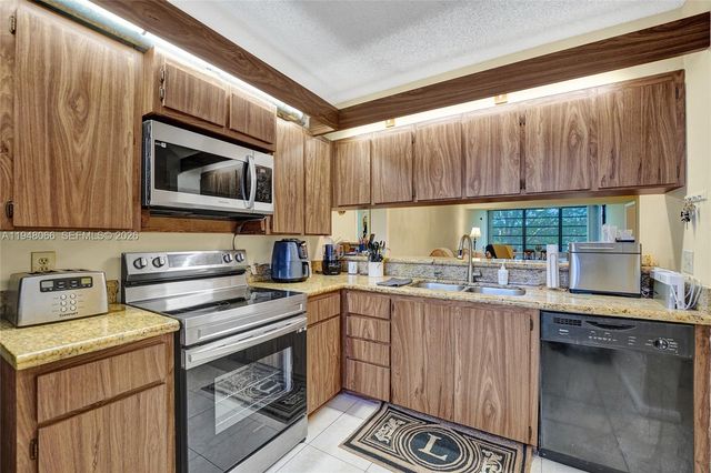 1713 Whitehall Dr 304, Davie, FL 33324