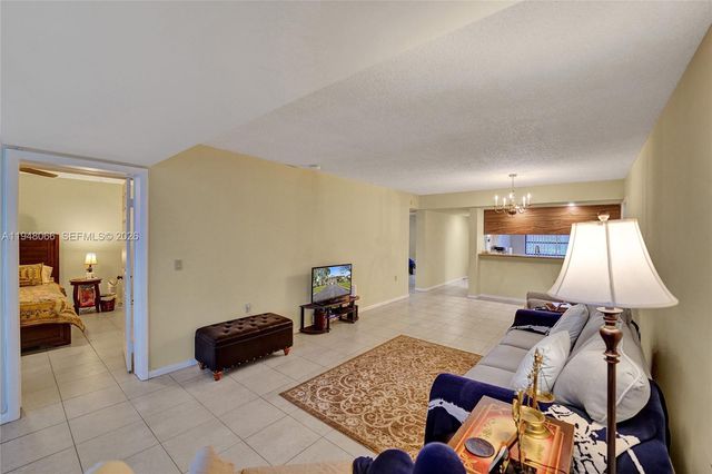 1713 Whitehall Dr 304, Davie, FL 33324