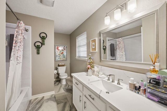 2102 Casa Rio Circle, Dickinson, TX 77539