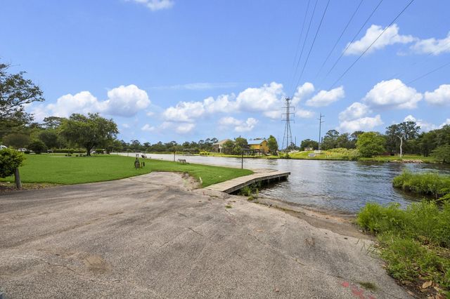 2102 Casa Rio Circle, Dickinson, TX 77539
