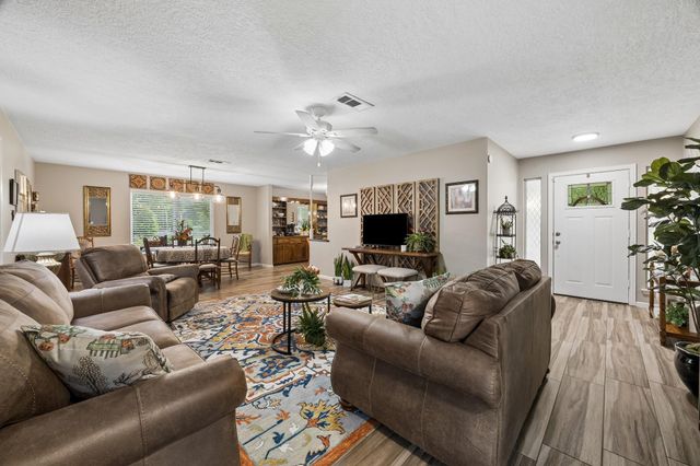 2102 Casa Rio Circle, Dickinson, TX 77539