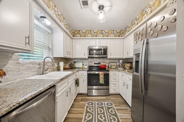 2102 Casa Rio Circle, Dickinson, TX 77539