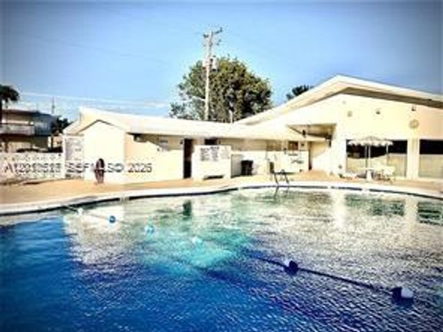 900 SW 11th Ave 17C, Hallandale Beach, FL 33009