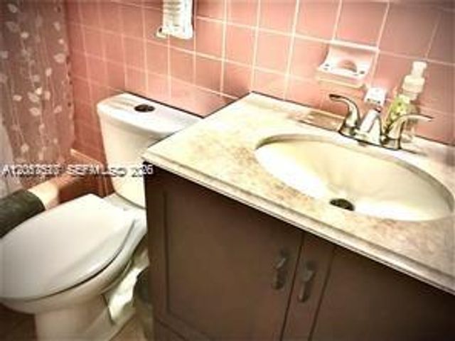 900 SW 11th Ave 17C, Hallandale Beach, FL 33009