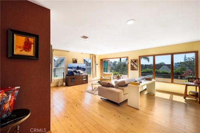 10707 Rochester, Los Angeles, CA 90024