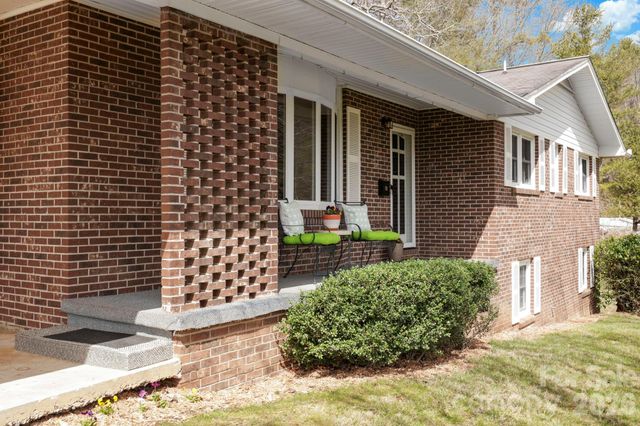 93 Lusitano Drive, Lake Toxaway, NC 28747