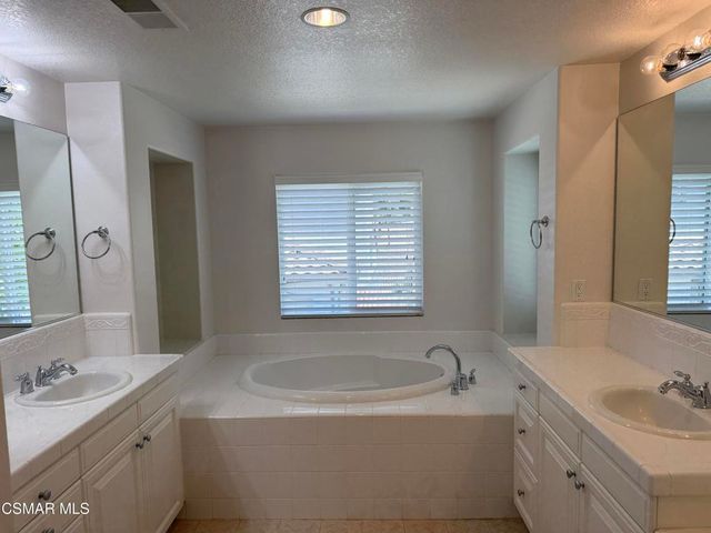 600 Clearwater Creek Drive, Newbury Park, CA 91320