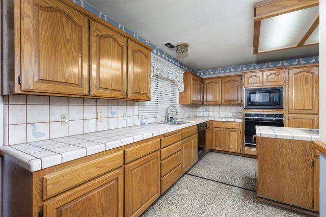 2038 Rall Avenue, Clovis, CA 93611