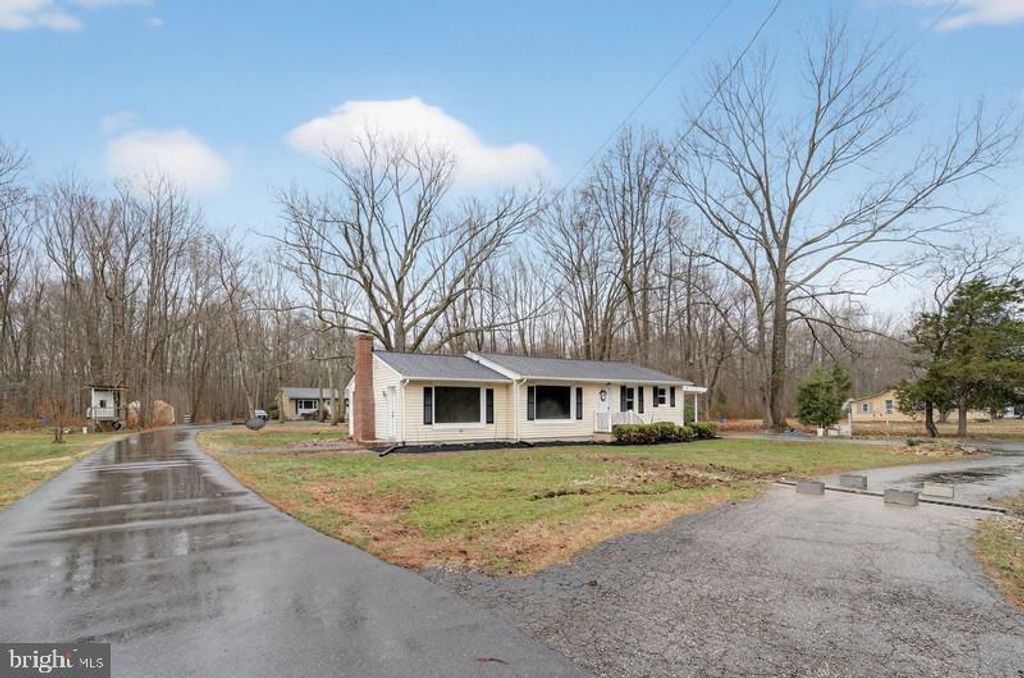 Image 4 of property listing at 5635 W SHADY SIDE RD, Churchton, MD 20733