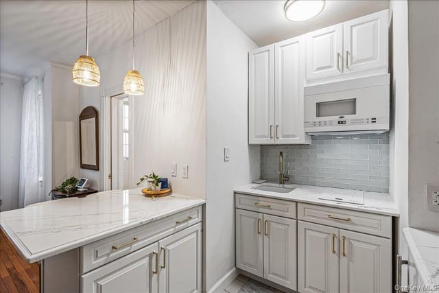 36 Hamilton Place 3-J, Garden City, NY 11530