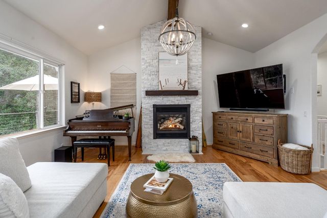 22957 Sunset Ridge Dr, Auburn, CA 95602