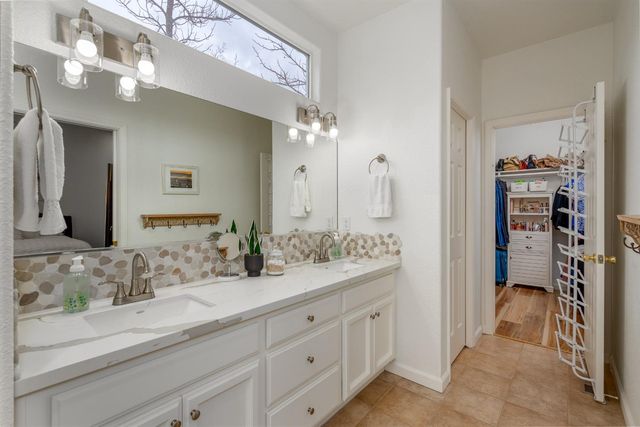 22957 Sunset Ridge Dr, Auburn, CA 95602