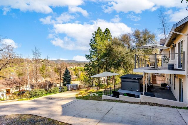 22957 Sunset Ridge Dr, Auburn, CA 95602