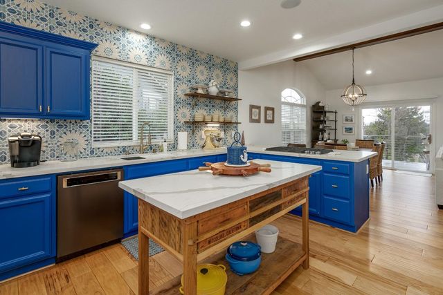 22957 Sunset Ridge Dr, Auburn, CA 95602