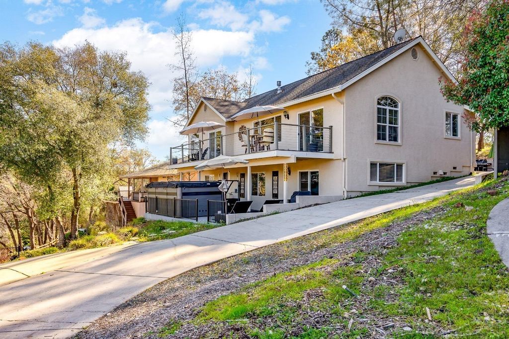 22957 Sunset Ridge Dr, Auburn, CA 95602