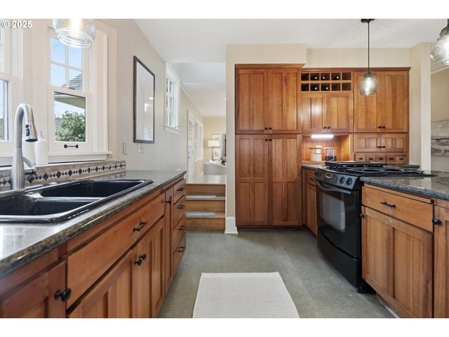 3962 Se Oak St, Portland, OR 97214