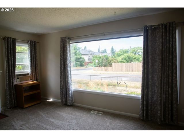 6410 Se OGDEN St, Portland, OR 97206