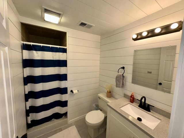 923 Lawnview Avenue, Shoreview, MN 55126