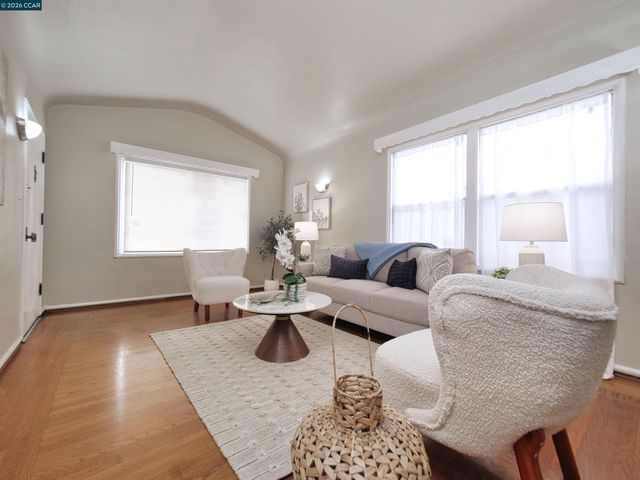 2555 Barrett Ave, Richmond, CA 94804