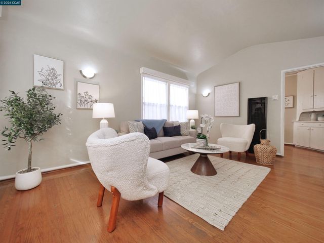 2555 Barrett Ave, Richmond, CA 94804