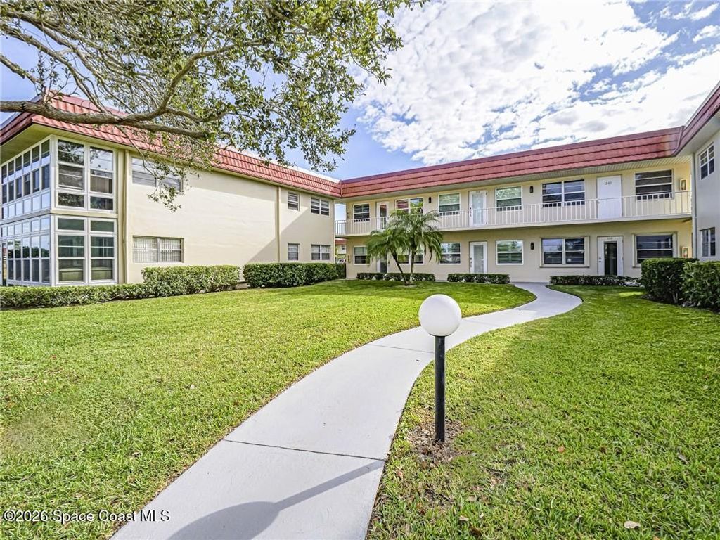 11 Vista Palm Lane 103, Vero Beach, FL 32962