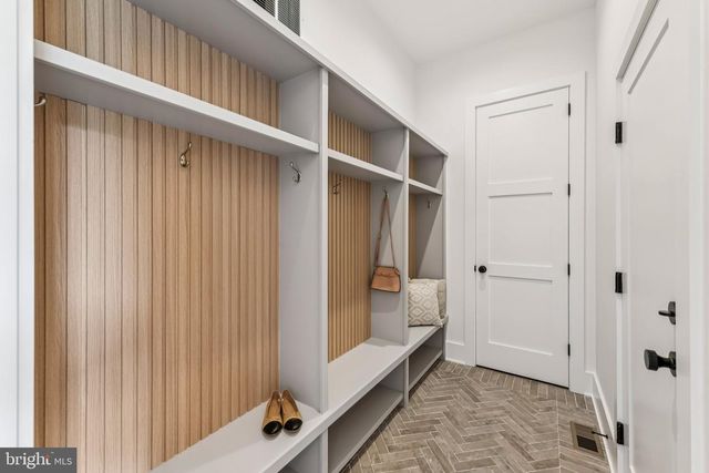 5017 17TH ST N, Arlington, VA 22207