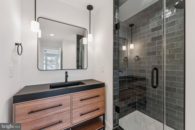 5017 17TH ST N, Arlington, VA 22207