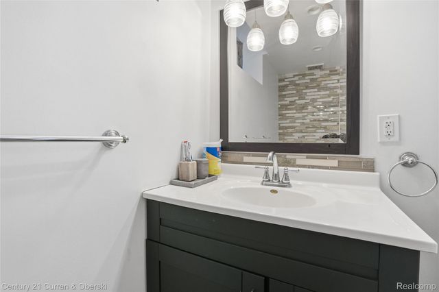 1621 Robindale Avenue, Dearborn, MI 48128