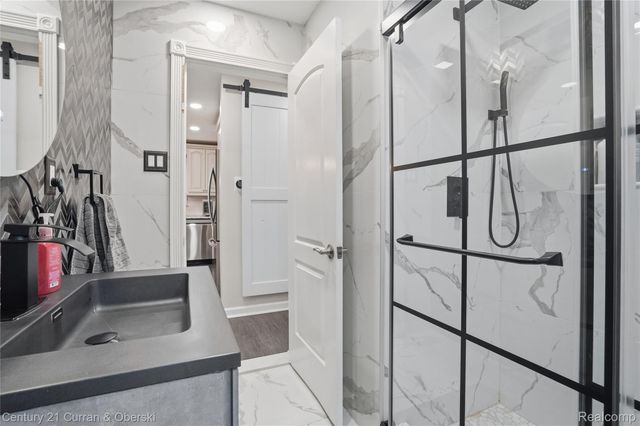 1621 Robindale Avenue, Dearborn, MI 48128