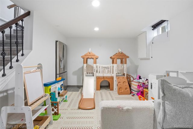 1621 Robindale Avenue, Dearborn, MI 48128