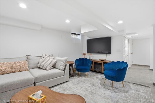 1621 Robindale Avenue, Dearborn, MI 48128