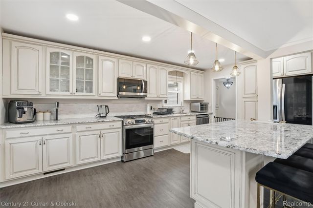 1621 Robindale Avenue, Dearborn, MI 48128