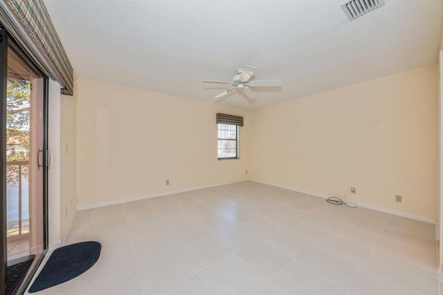 10439 S Circle Lake Drive 201, Boynton Beach, FL 33437