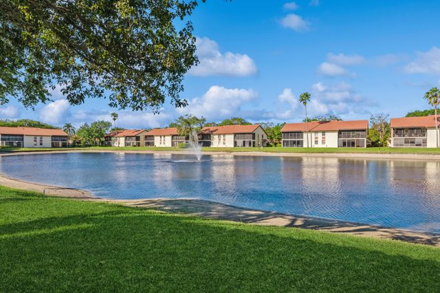 10439 S Circle Lake Drive 201, Boynton Beach, FL 33437