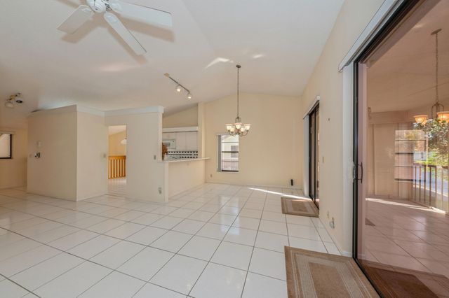 10439 S Circle Lake Drive 201, Boynton Beach, FL 33437