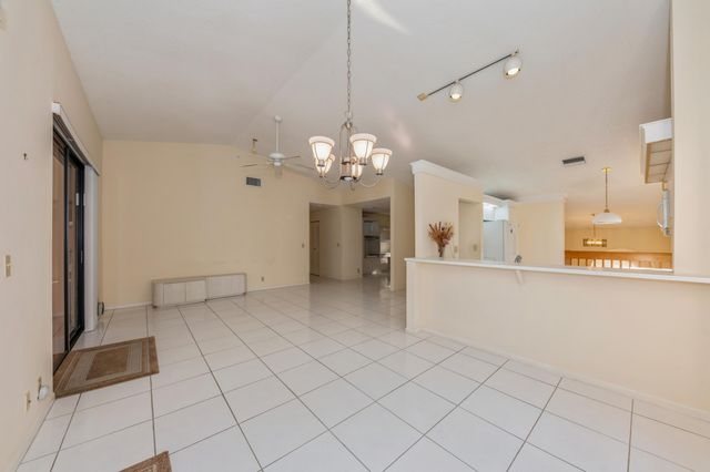 10439 S Circle Lake Drive 201, Boynton Beach, FL 33437