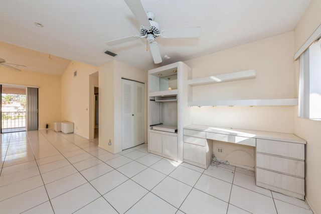 10439 S Circle Lake Drive 201, Boynton Beach, FL 33437