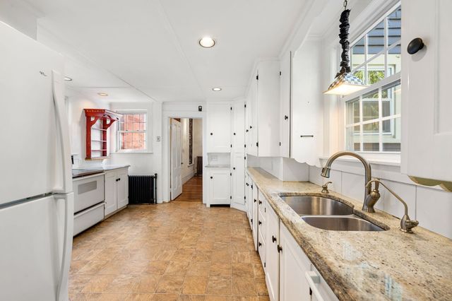 154 High St, Newburyport, MA 01950