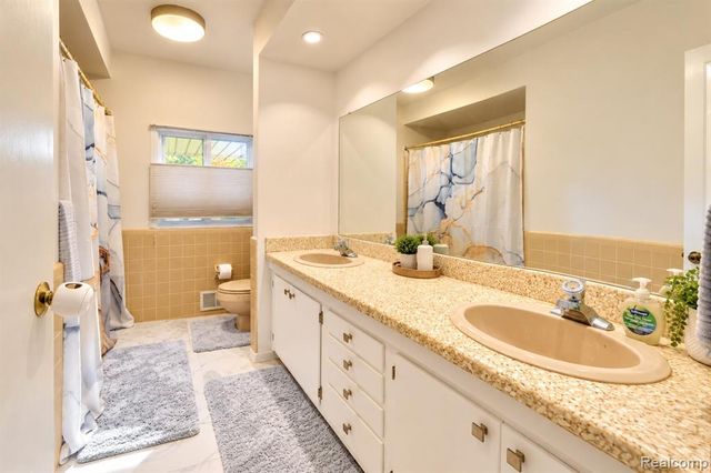 60 E Square Lake Road, Bloomfield Hills, MI 48304
