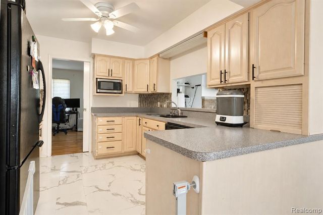 60 E Square Lake Road, Bloomfield Hills, MI 48304