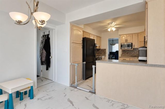 60 E Square Lake Road, Bloomfield Hills, MI 48304