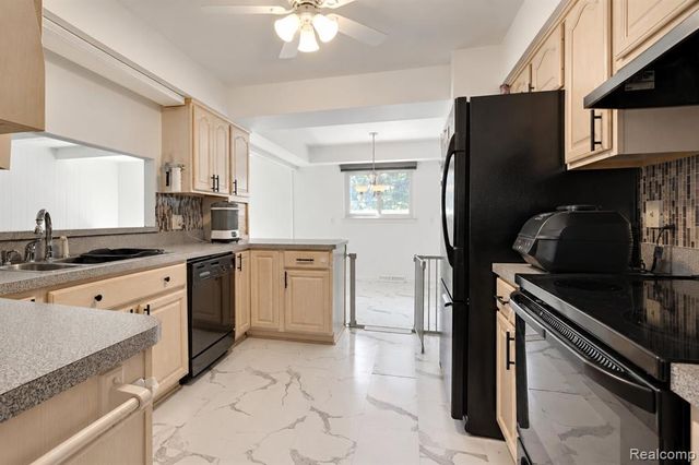 60 E Square Lake Road, Bloomfield Hills, MI 48304
