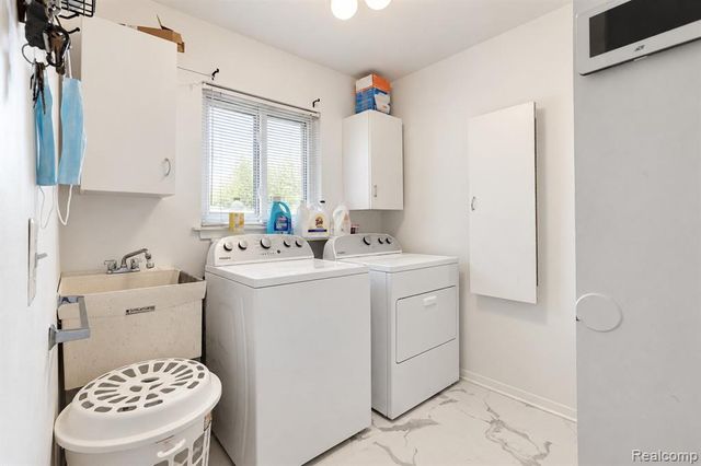 60 E Square Lake Road, Bloomfield Hills, MI 48304