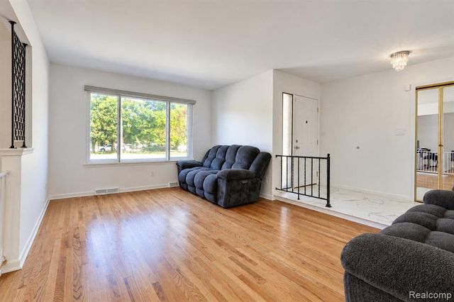 60 E Square Lake Road, Bloomfield Hills, MI 48304