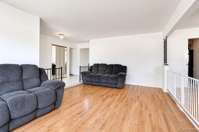 60 E Square Lake Road, Bloomfield Hills, MI 48304