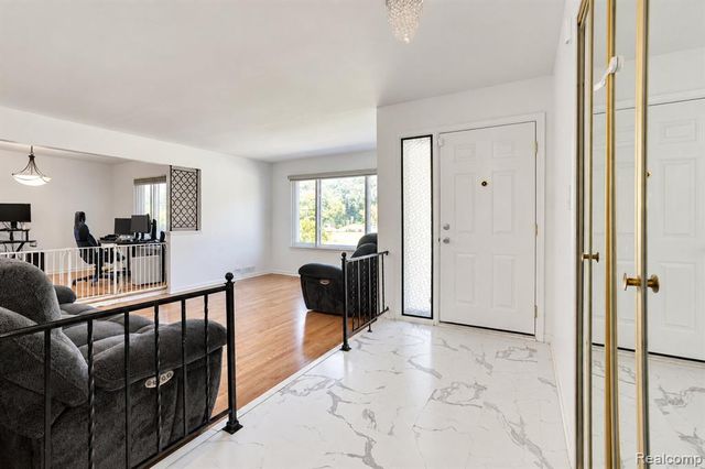 60 E Square Lake Road, Bloomfield Hills, MI 48304