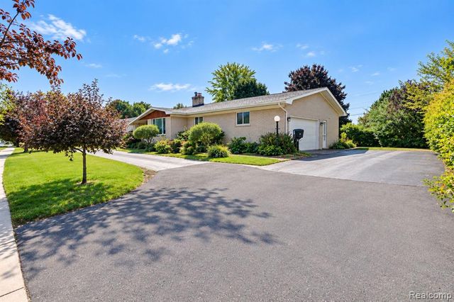 60 E Square Lake Road, Bloomfield Hills, MI 48304