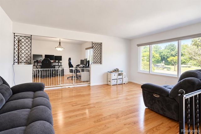 60 E Square Lake Road, Bloomfield Hills, MI 48304