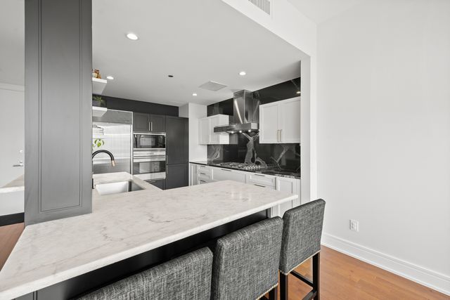 401 N Wabash Avenue 31J, Chicago, IL 60611