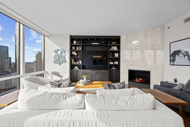 401 N Wabash Avenue 31J, Chicago, IL 60611